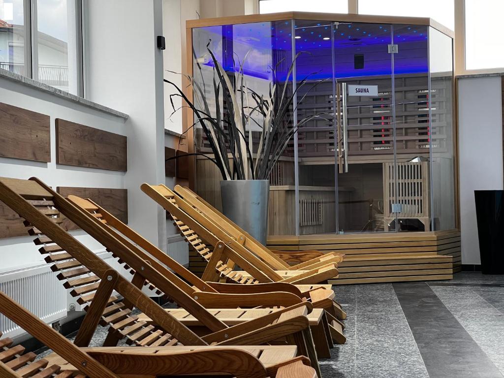 Drvene ležaljke i sauna u wellness zoni