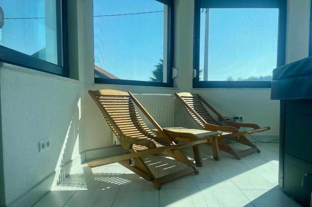 Sunčani kutak za odmor uz velike prozore